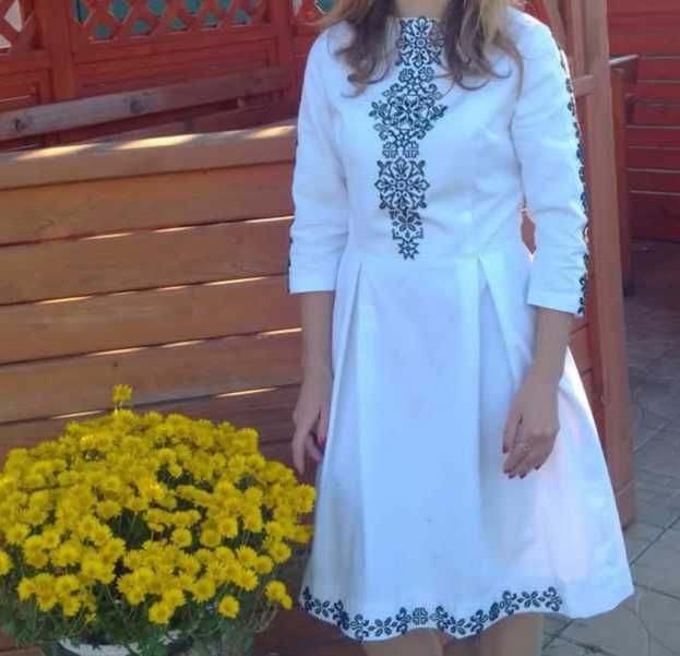 Продам плаття вишите бісером