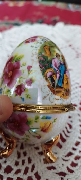 Jajo porcelanowe sygnowane