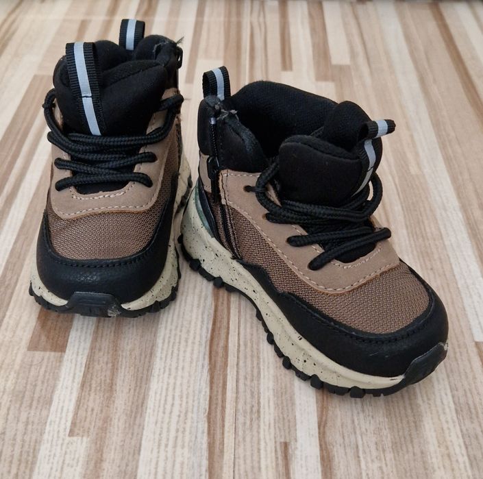 Buty, botki w stylu trekkingowym dla chłopca Zara rozmiar 22
