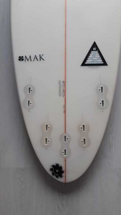 Ótima prancha de surf 6'0, acompanha capa e jogo de quilhas.