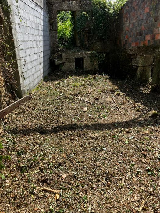 Casa em ruinas em aldeia satão (viseu)