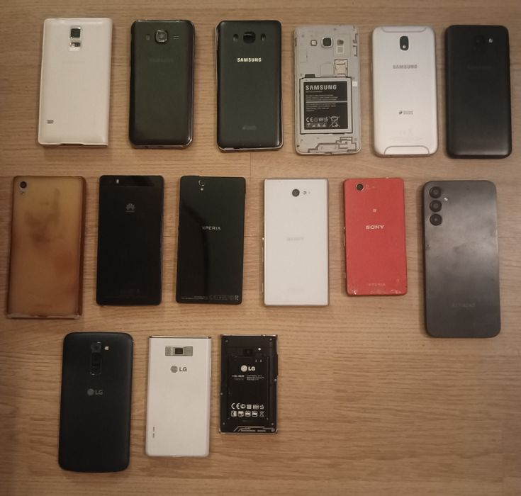 Zestaw 15 telefonów