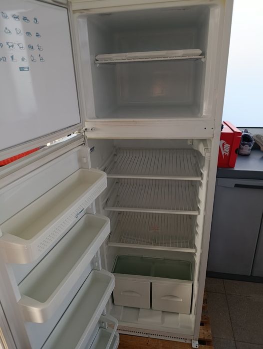 Frigorífico combinado de encastre Indesit usado
