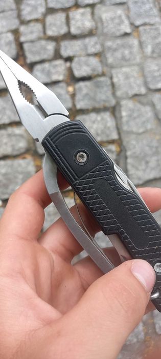 Scyzoryk z kombinerkami