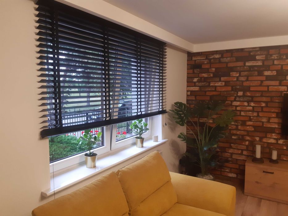 Żaluzje drewniane, rolety materiałowe, moskitiery – z montażem Wrocław