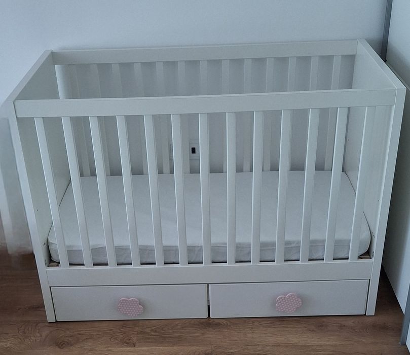 Berço branco com duas gavetas