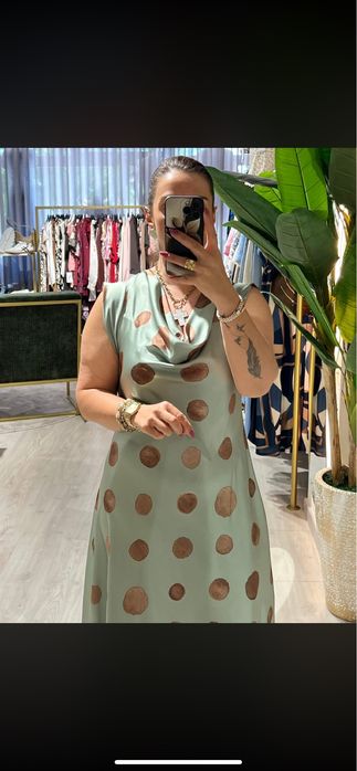 Vestido verde com bolinhas castanhas