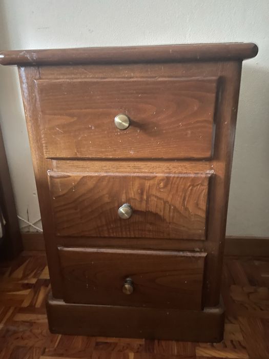 Cama Individual e Roupeiro em Madeira Maciça