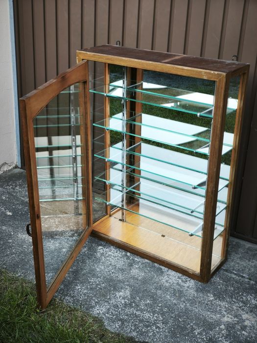 Drewniana gablota wisząca, szklane półki , lustro