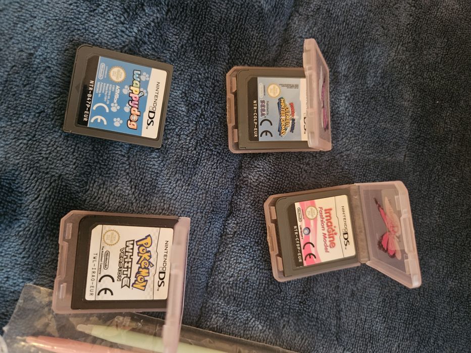 Pack Nintendo DSi Rosa + Jogo Pokémon White + Acessórios e Bolsa