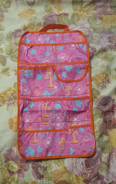 Органайзер дитячий. Новий.
8 карманчиків на резинці і один на ліпучці.