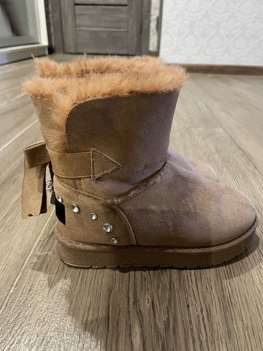 Уггі на дівчинку