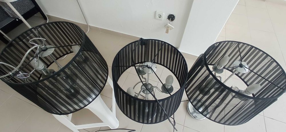 Conjunto de candeeiros, um de teto e dois de pé