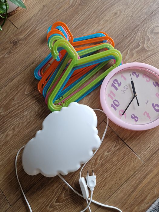 Chmurka lampka Ikea zegar JVD wieszaki Ikea