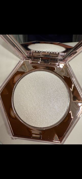 Fenty Beauty Diamond Bomb rozświetlacz