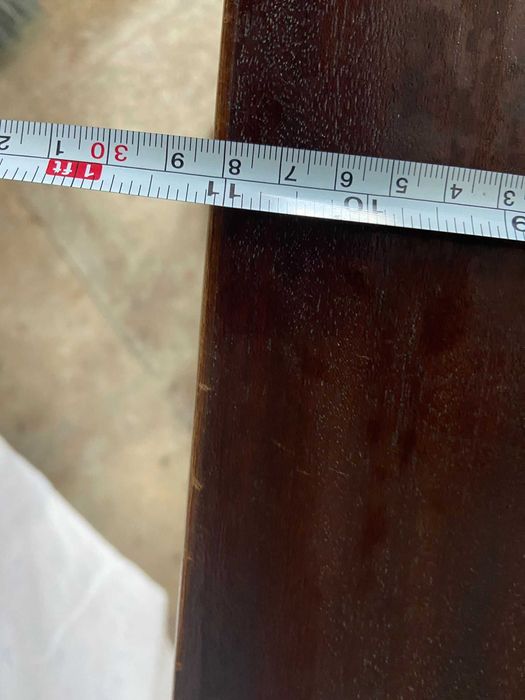 Mesa de telefone antiga em madeira