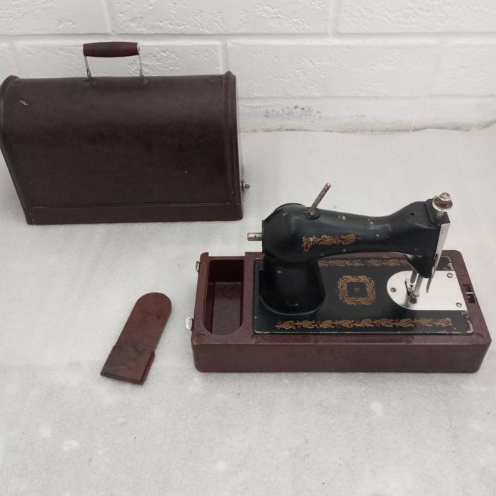 Детская швейная машинка СССР ( на запчасти) .