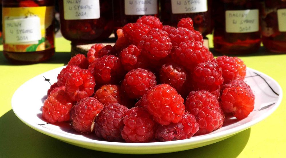 Naturalne ekologiczne maliny w syropie sok z malin