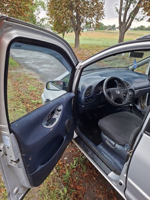 Автомобіль volkswagen sharan 2000року