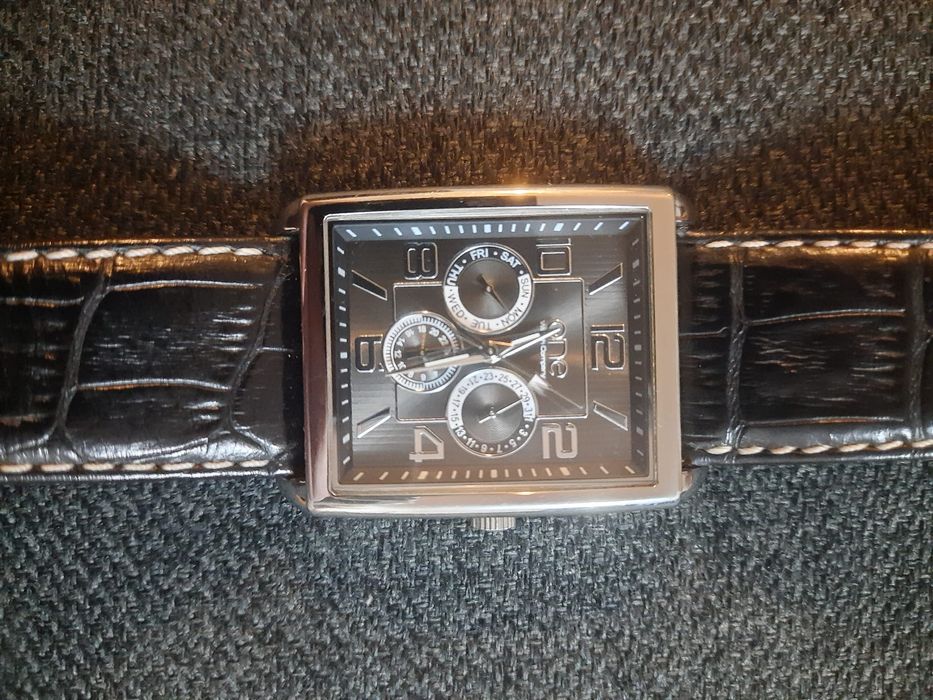 Relógio marca ONE, como novo,nunca foi usado.