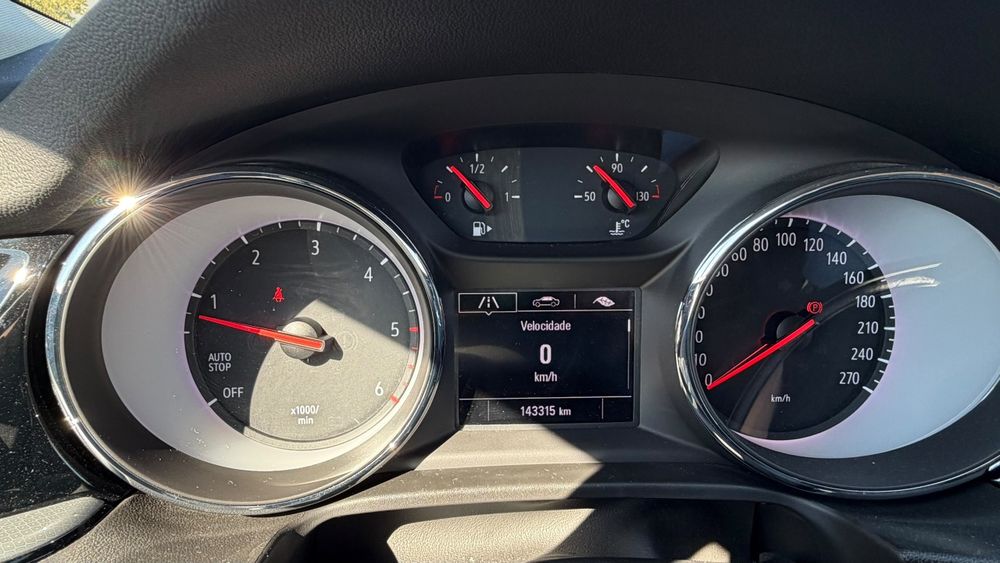 Opel insignia 1.6 ECOTEC D Sports tourer — photo 4