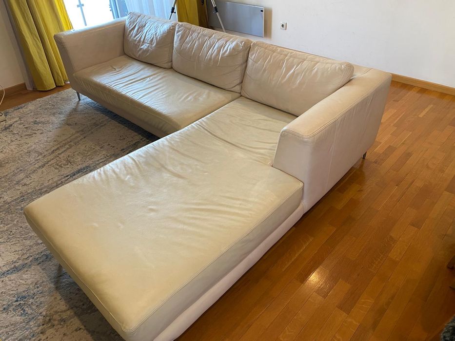 Sofá de canto em pele bege - design moderno