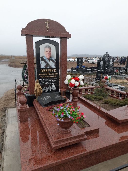 Памʼятники з граніту та мармуру.