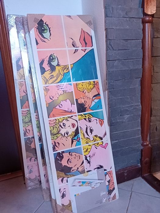 Prateleiras de motivo banda desenhada