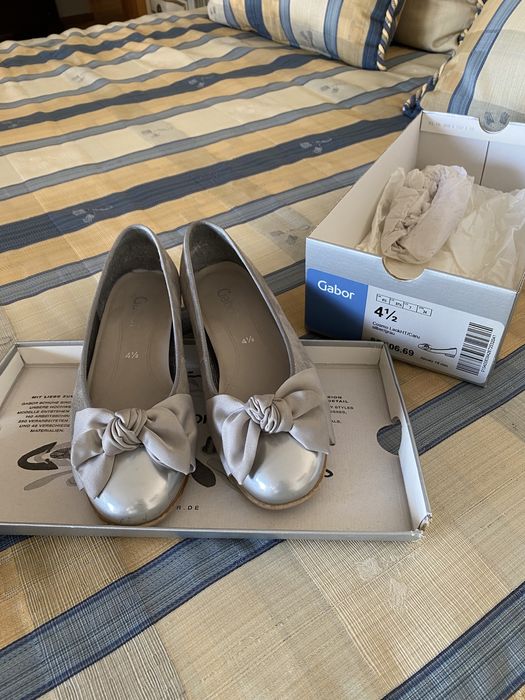 Sapatos marca gabor com buqueira prateada e com laço em seda