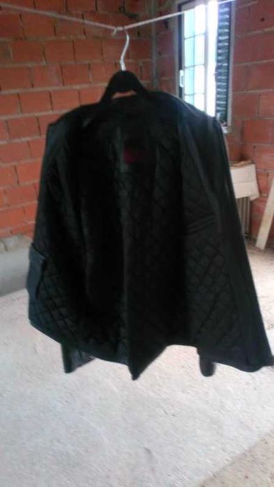 Blusão preto de cabedal