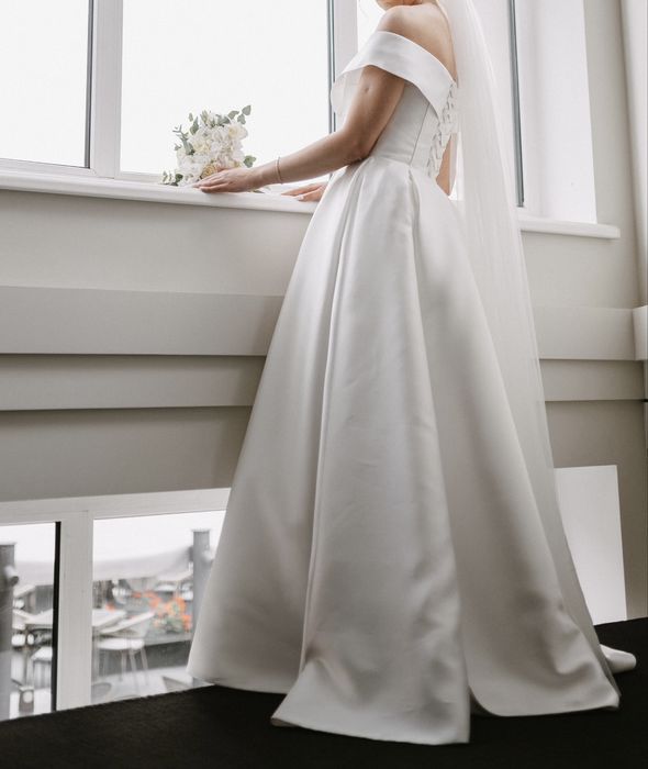 Весільна сукня атлас