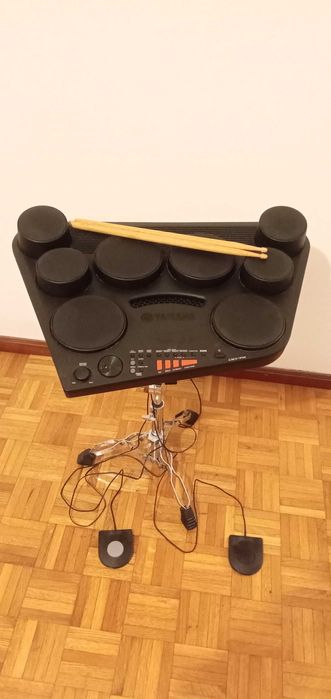 Bateria eletrônica Yamaha DD-75 com suporte e baquetas