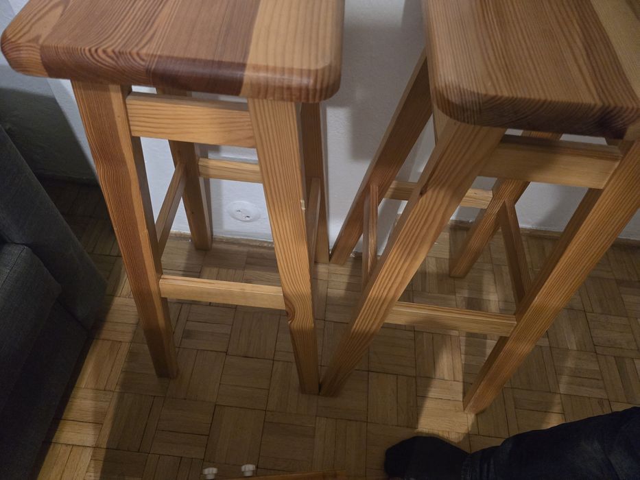 Stolik kuchenny rozkładany i 2 hokiery