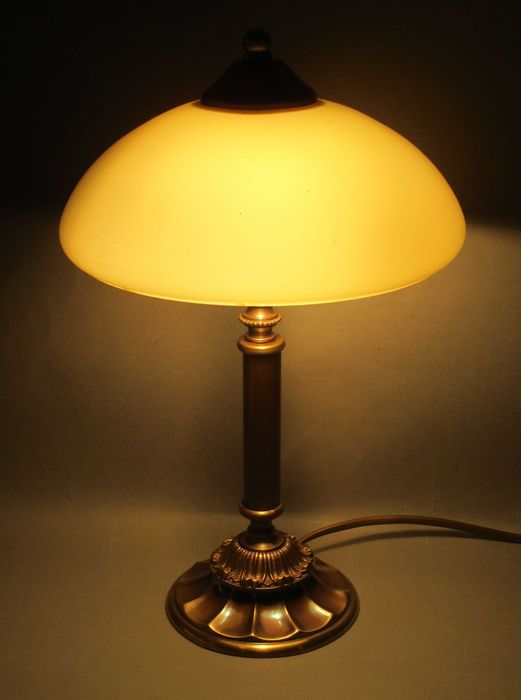 Stara, mosiężna lampka nocna.