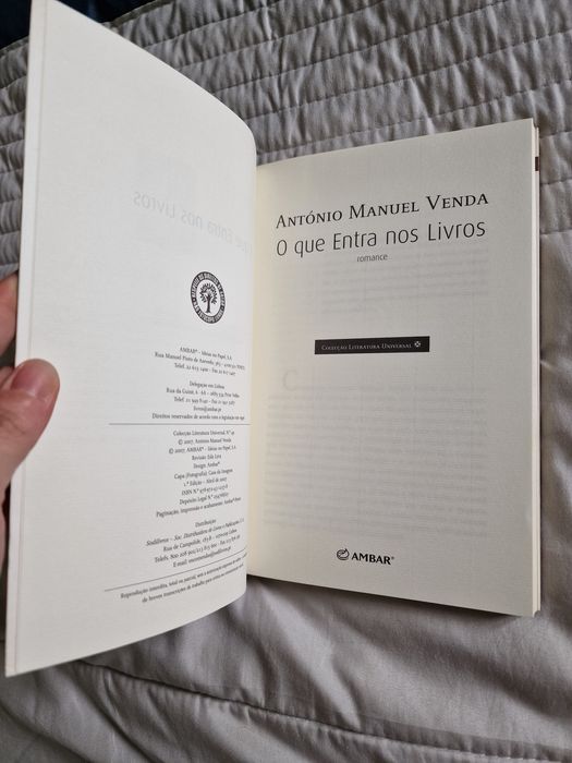 O que nos entra nos livros de António Manuel Venda Editora Ambar