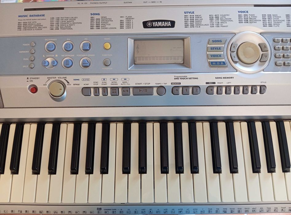 Orgão Yamaha Portable Grand DGX 200 com suporte X, estante e livro.