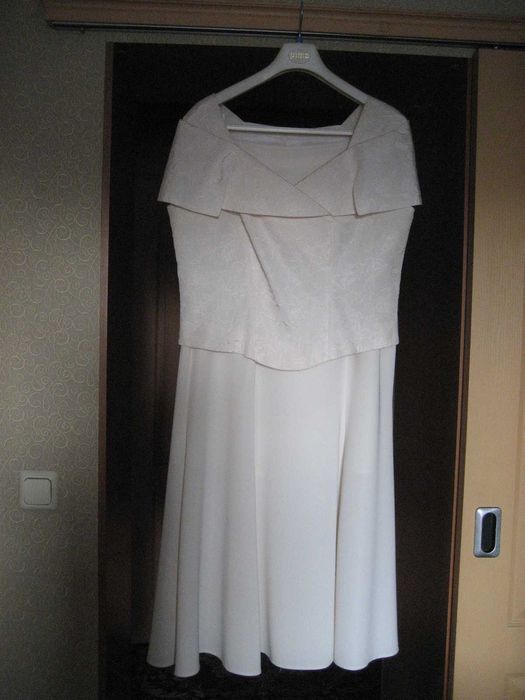 Продам  очень нарядный женственный костюм. Размер 48-50.