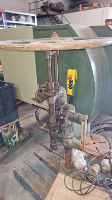 Engenho furador antigo para relíquia maquinas de metalomecanica