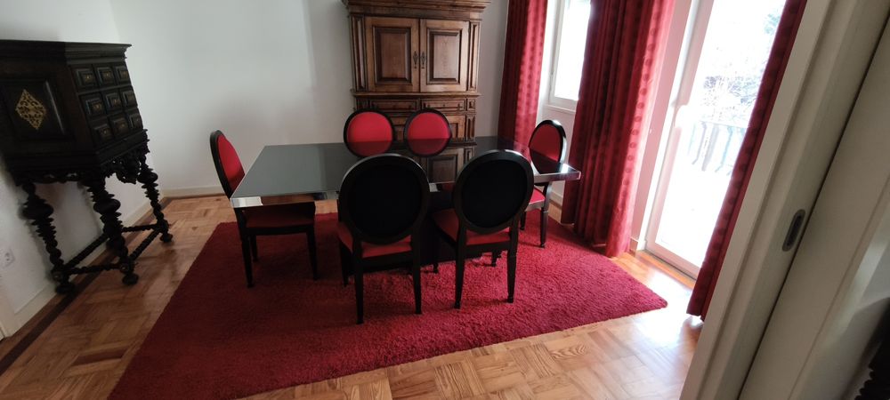 Mesa de sala com seis cadeiras como nova.