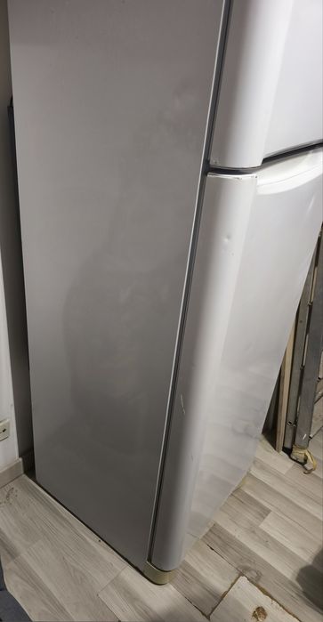Frigorífico Indesit grande a funcionar bem