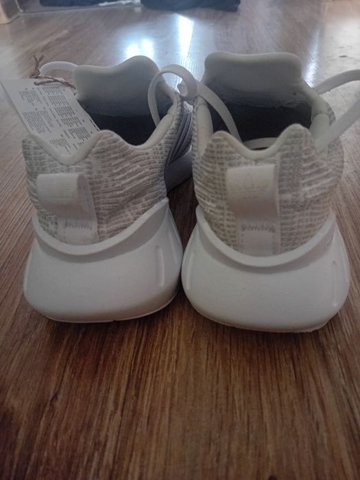 Białe adidasy Swift run