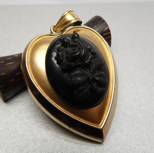Otwierany sekretnik medalion serce róża czarna ozdoba.