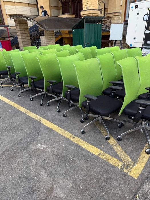 Крісло офісне стільці багато