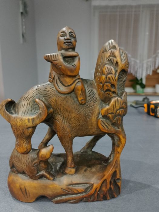 Stara,azjatycka rzeźba z twardego, ciężkiego drewna.