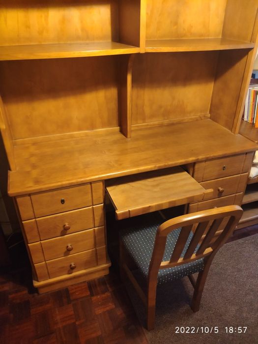 Secretária com estante em cerejeira