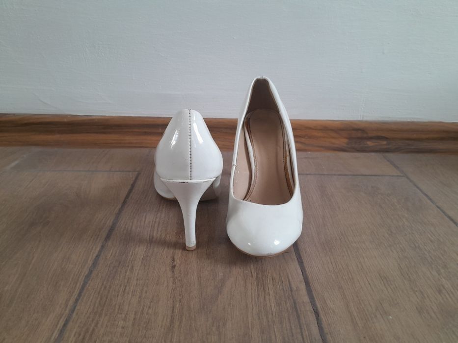 Білі туфлі на платформі