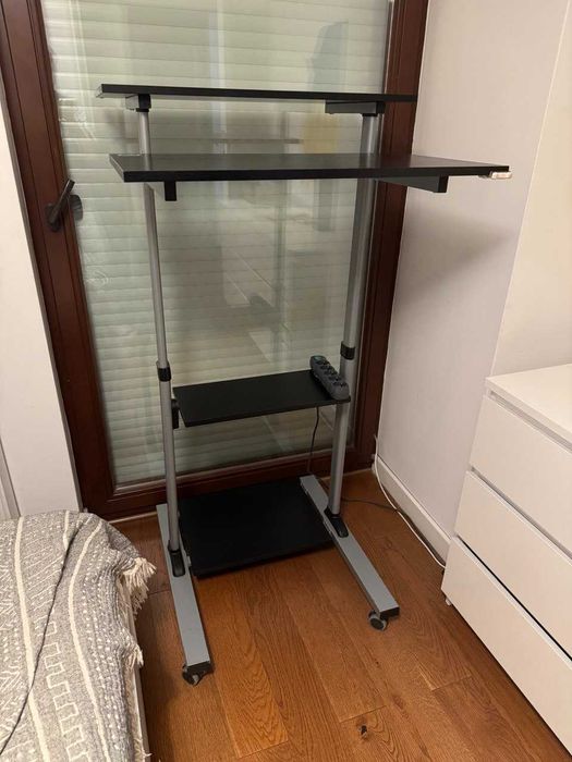 Biurko z ręczną regulacją wysokości + wygodne krzesło biurowe ZESTAW