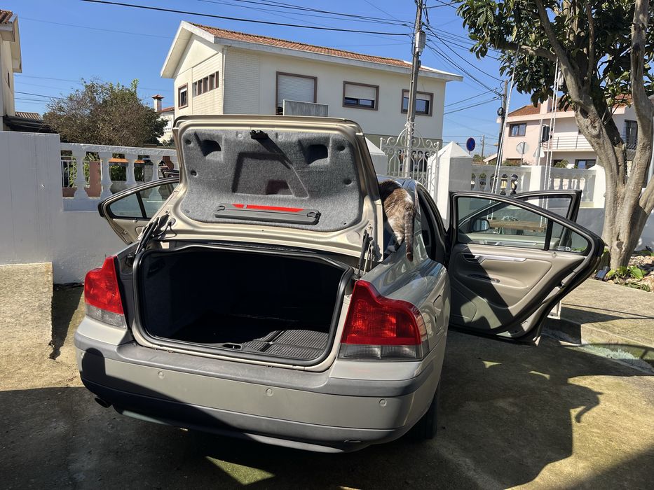 Volvo S60 2.0T - quilometragem baixa para idade carro