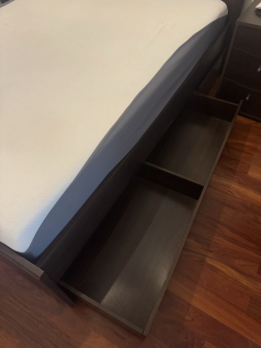 Estrutura de cama usada com gavetas