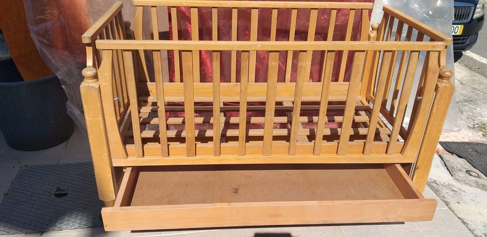 Cama de bebé de madeira